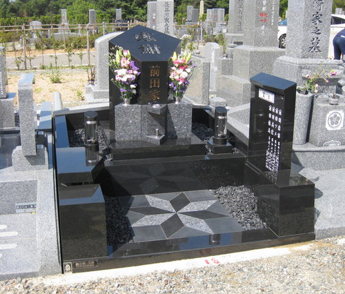 前田家墓石メイン.JPGのサムネール画像