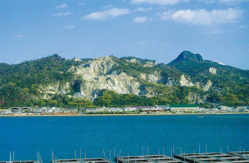 天下の銘石「庵治石」の採石丁場を望む.jpgのサムネール画像
