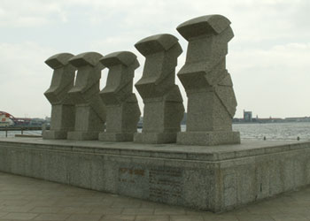 神戸海援隊の碑.jpg