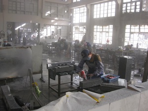 2.多くの墓石がつくられる中国の石材加工工場.JPG