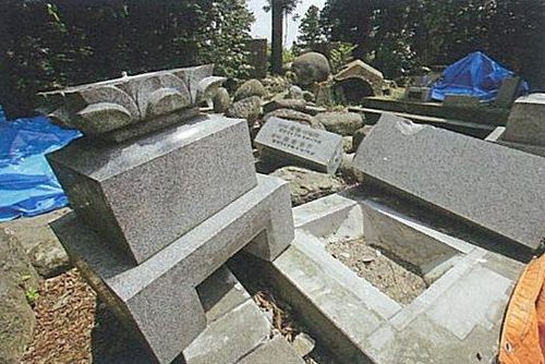 お墓・地震2.jpg