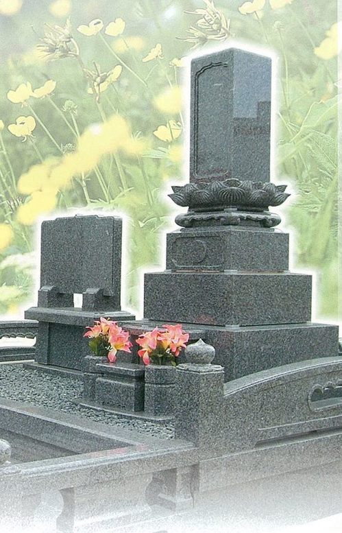 随所に意匠を施した和型墓石.jpg