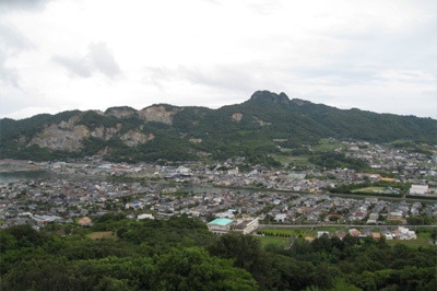 3-1.屋島より庵治石採石丁場を望む